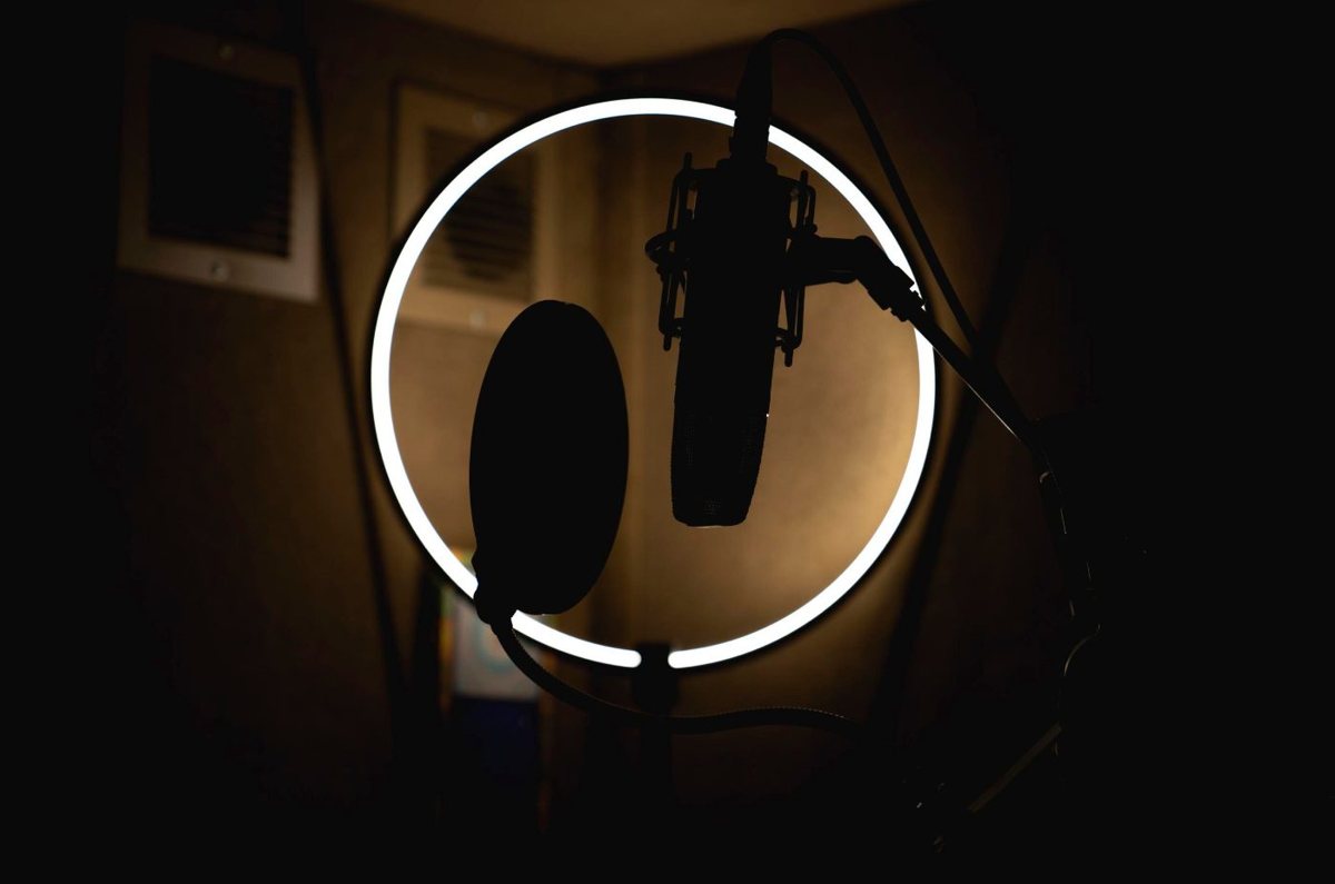 Vocal microphone with ring light